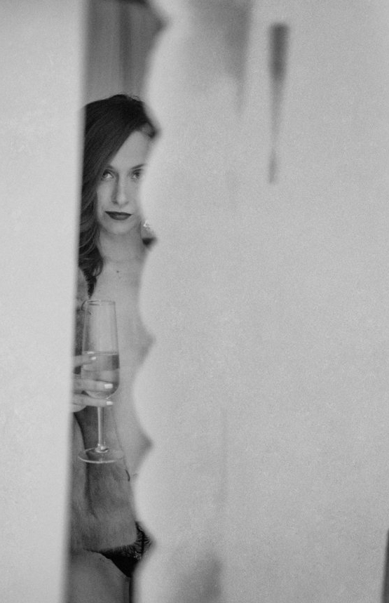 boudoir photo ideas champagne glass