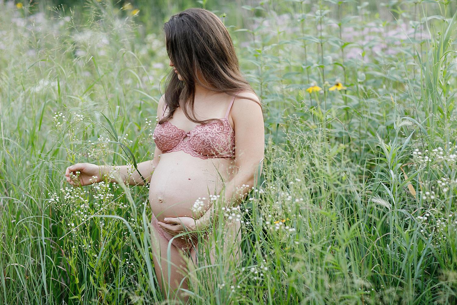 outdoor maternity boudoir photo